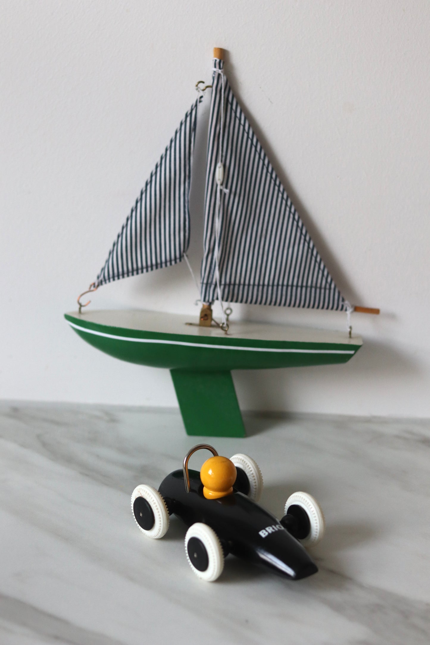 Lekebil og lekebåt secondhand