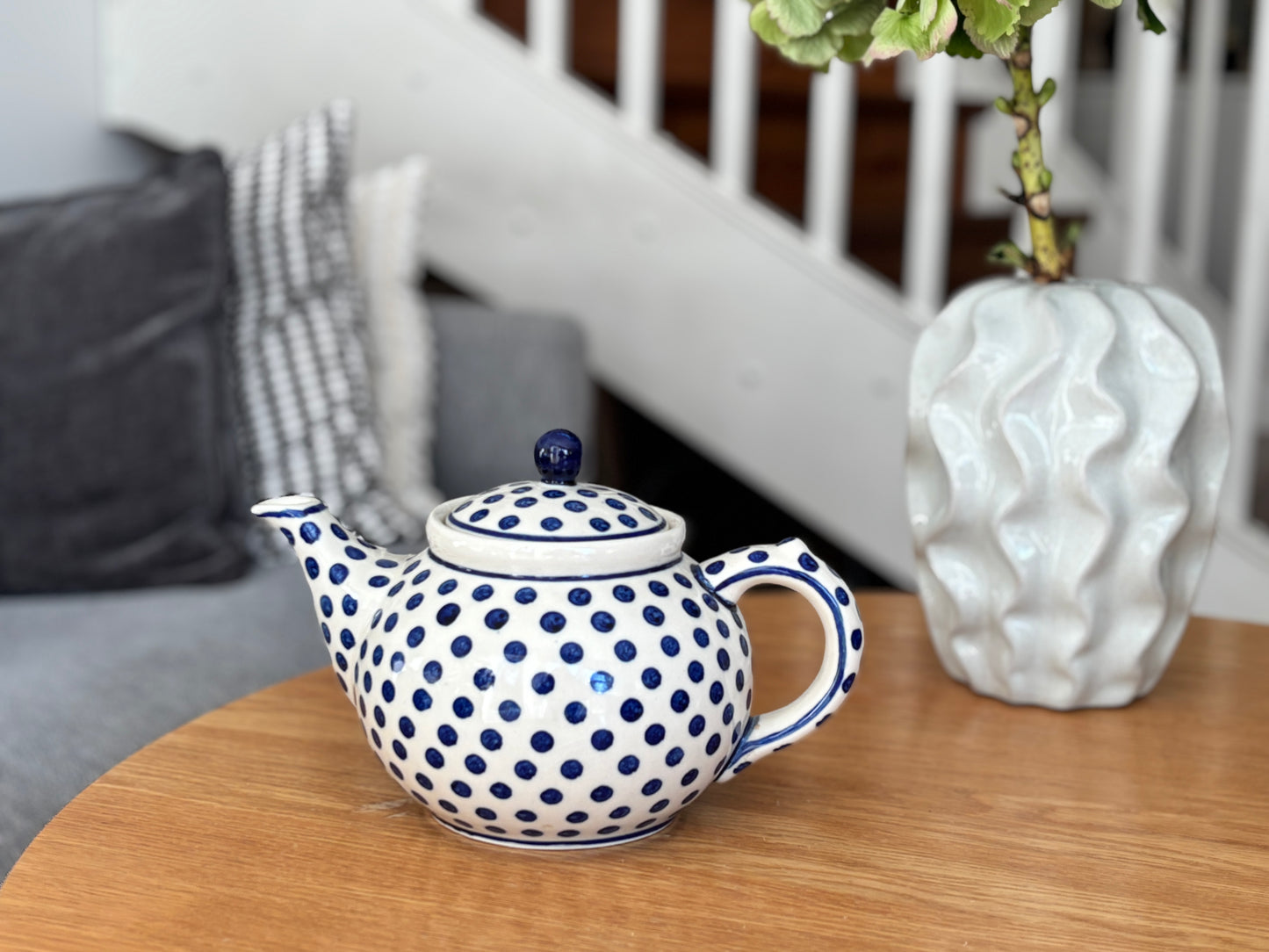 Tekanne - hvit med blå prikker