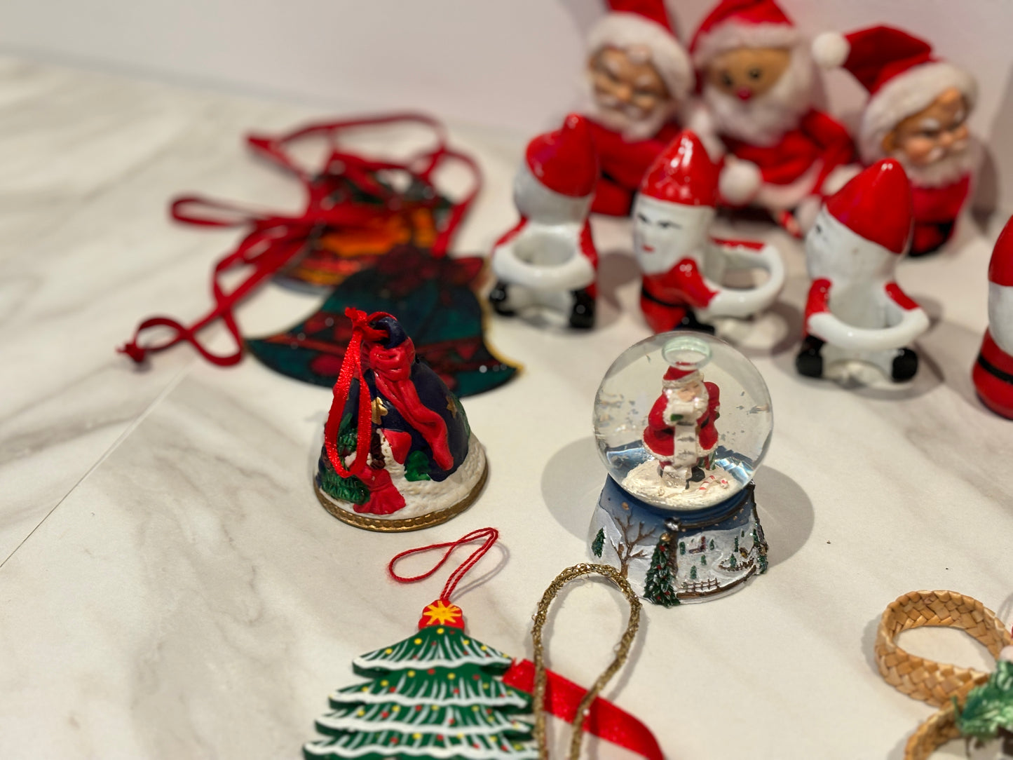 Stor lott med julepynt og juledekor