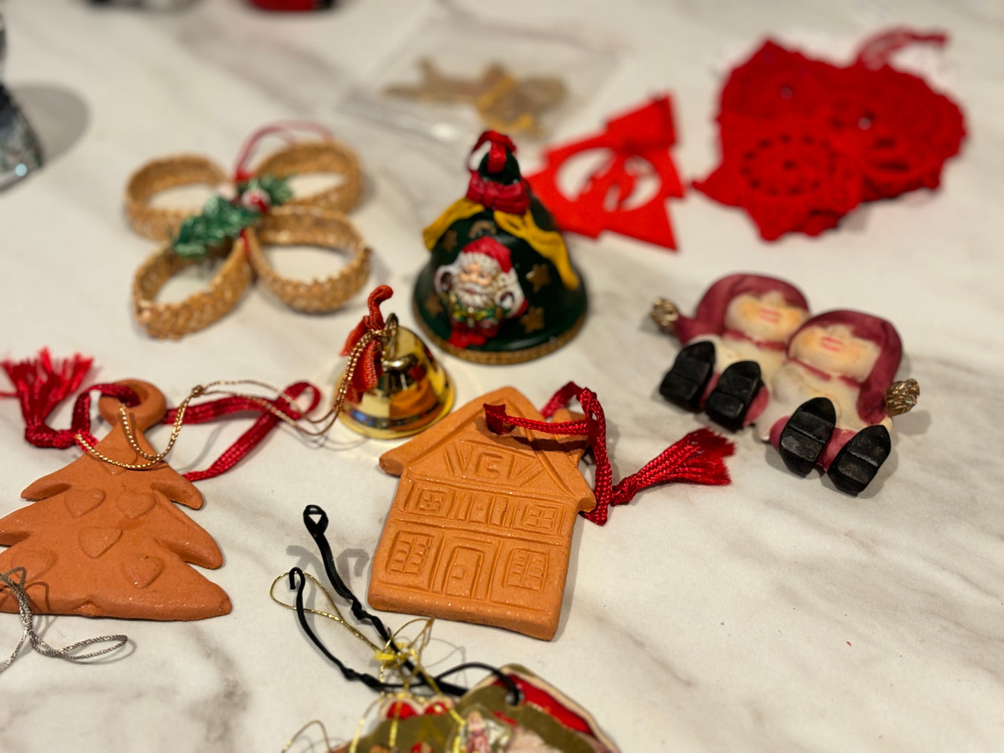 Stor lott med julepynt og juledekor