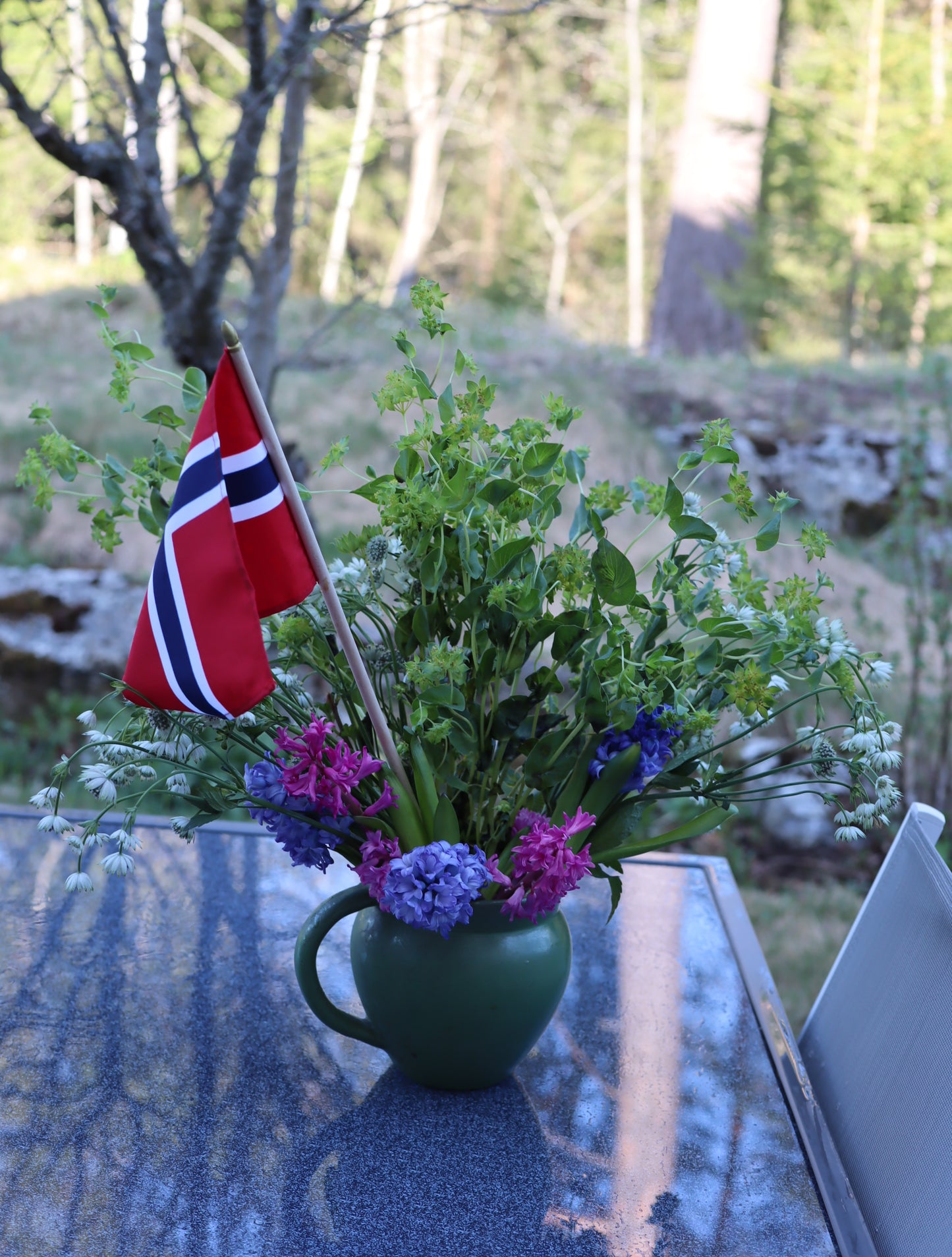 Vintagemugge i grønn keramikk