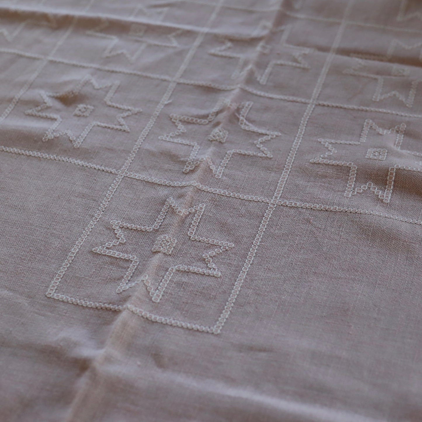 Vintage duk - rosa med hvitt broderi