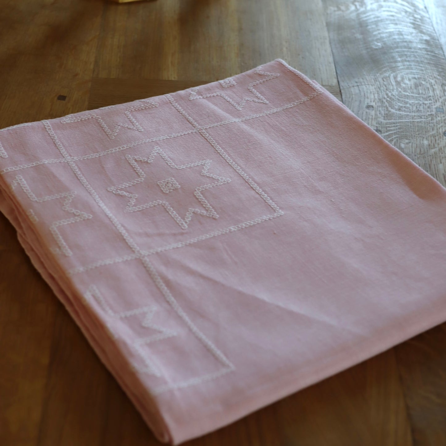 Vintage duk - rosa med hvitt broderi