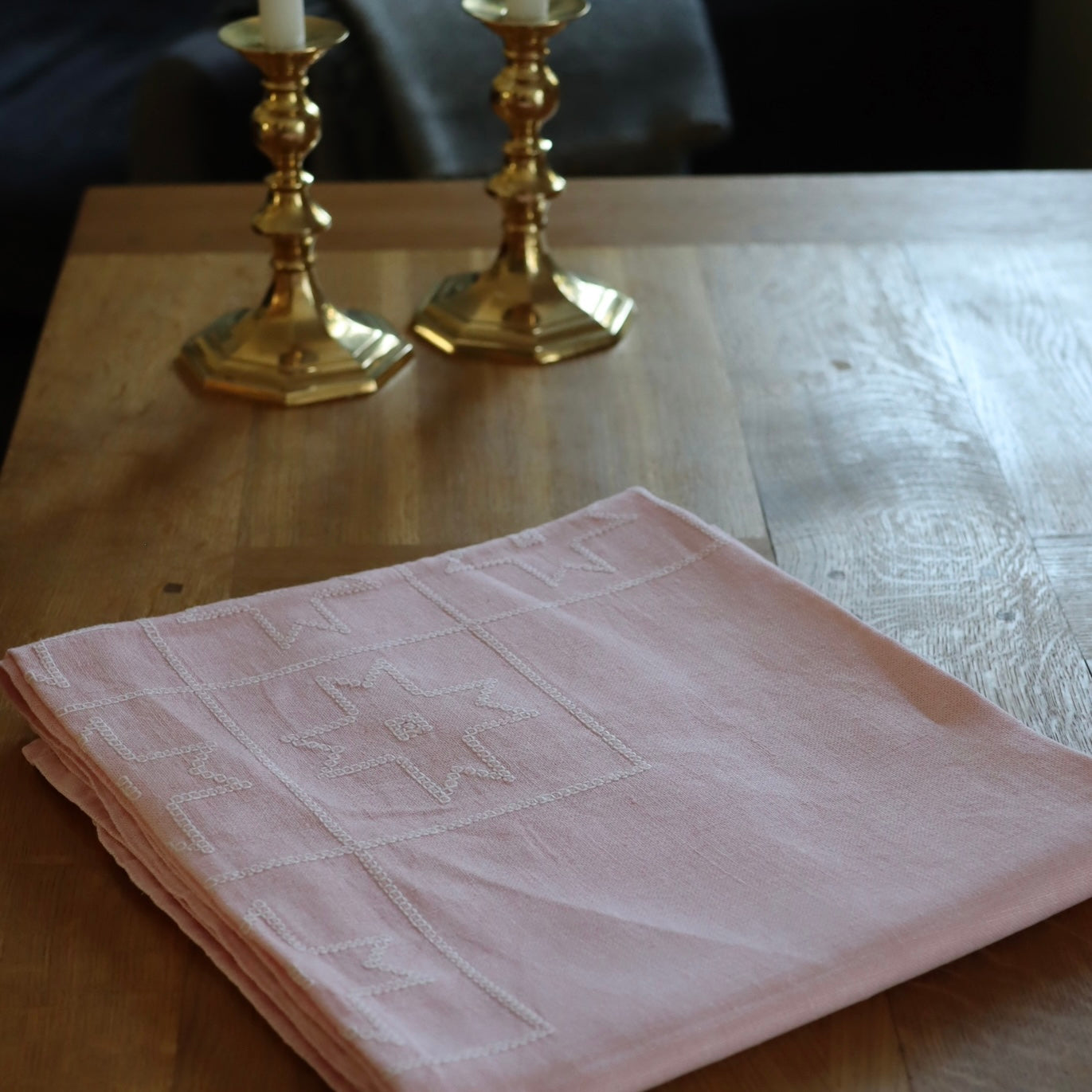 Vintage duk - rosa med hvitt broderi