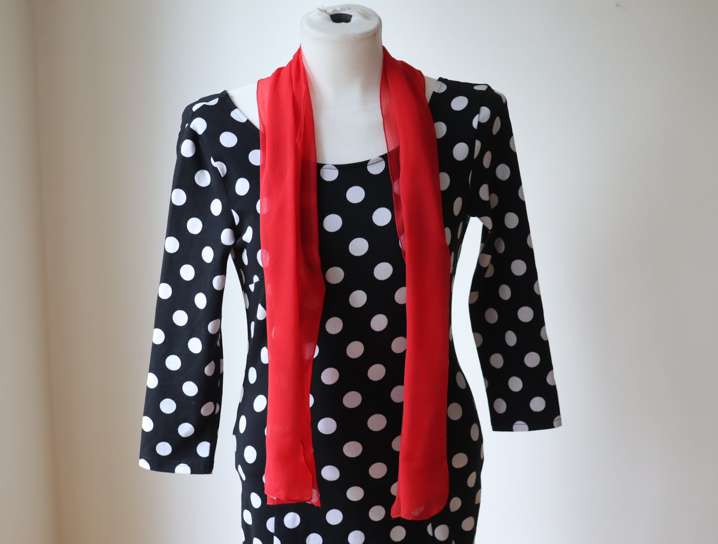 Kjole polkadot i svart og hvit, secondhand