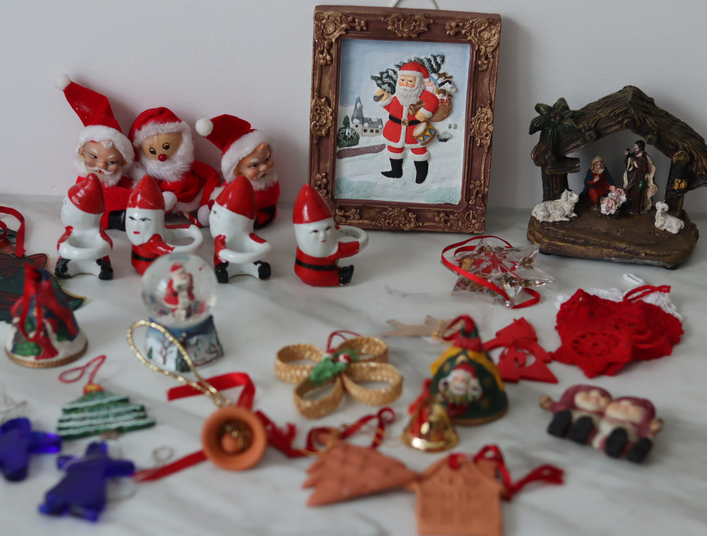Stor lott med julepynt og juledekor