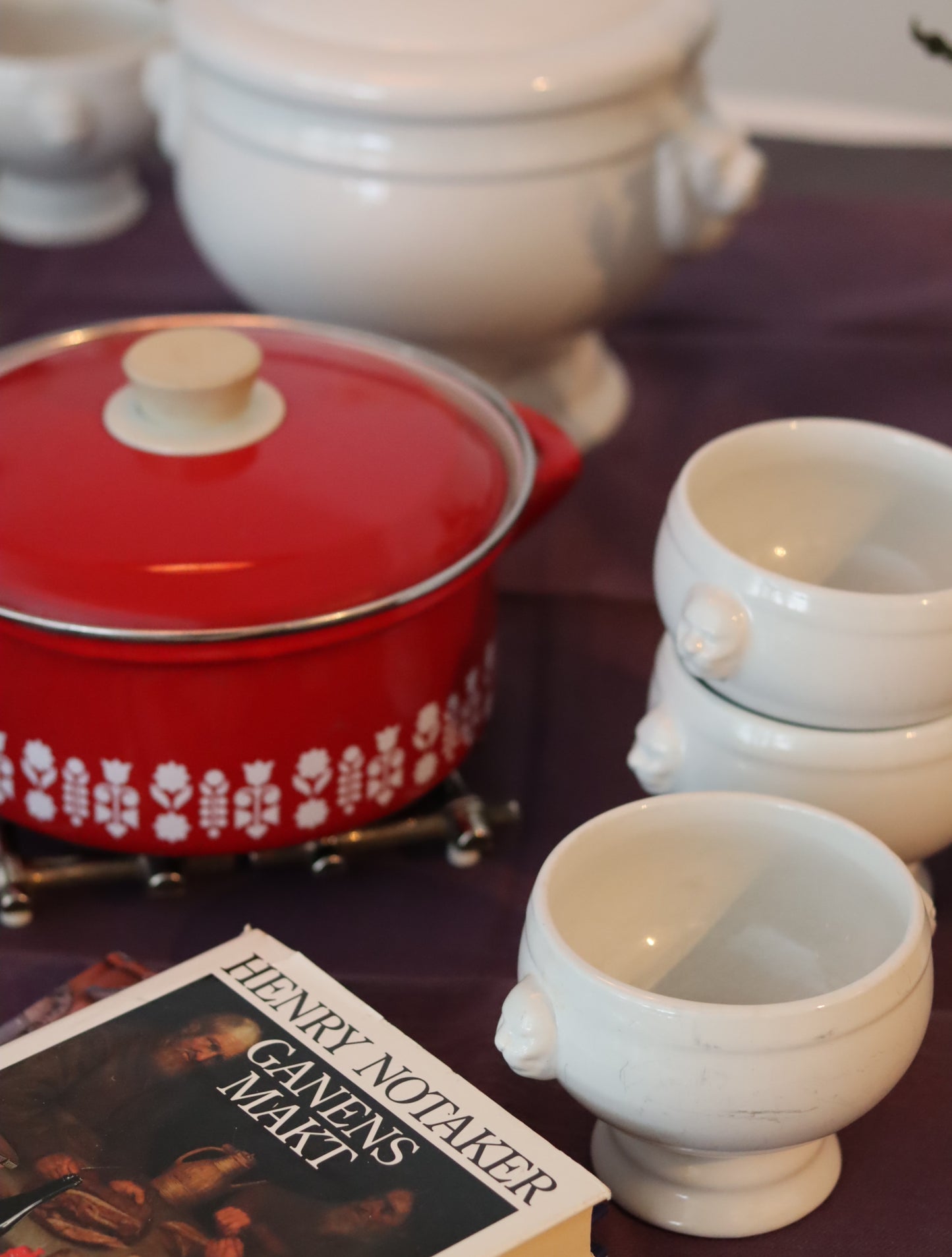 Sett med suppeterrin og suppeskåler