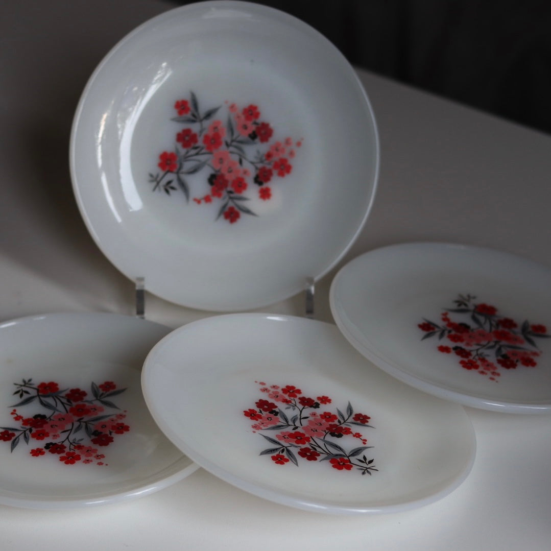 Retro tallerkener i opalinglass Fire King