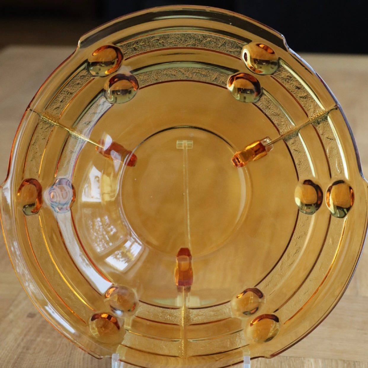 Fat i ravfarget pressglass