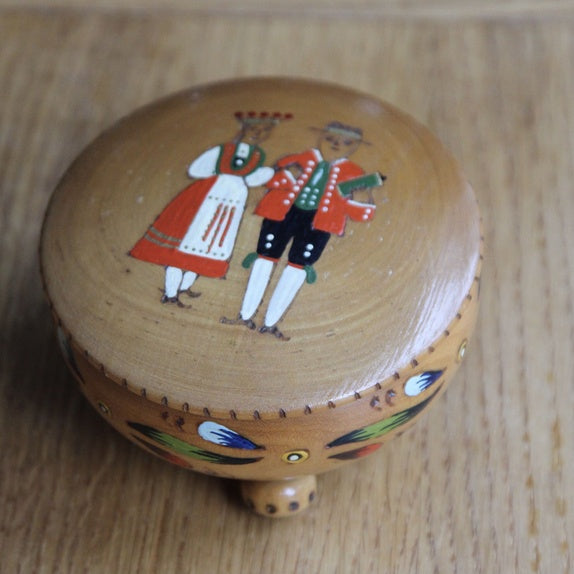 Souvenir med bunadsmotiv - retro