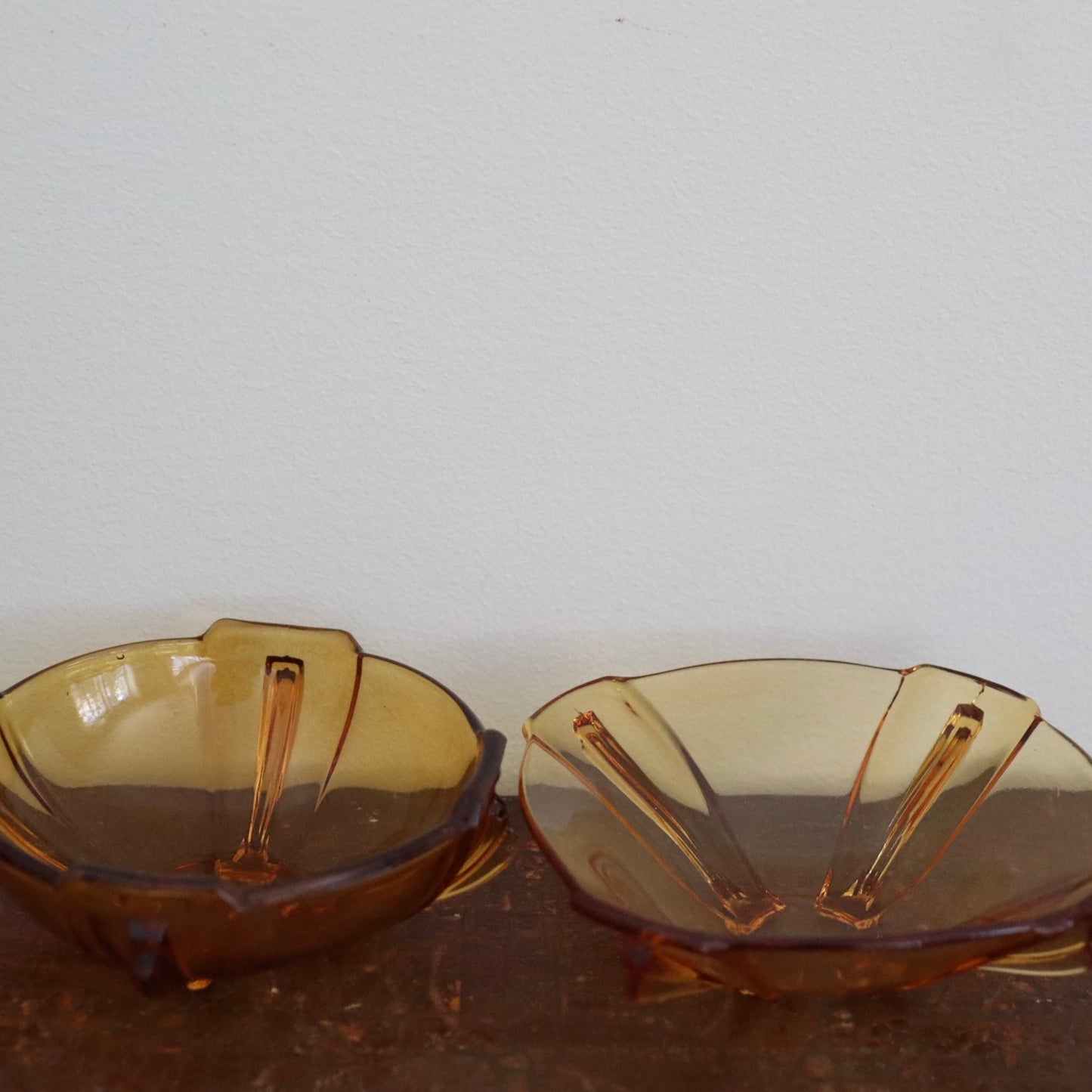 Skåler ravfarget pressglass