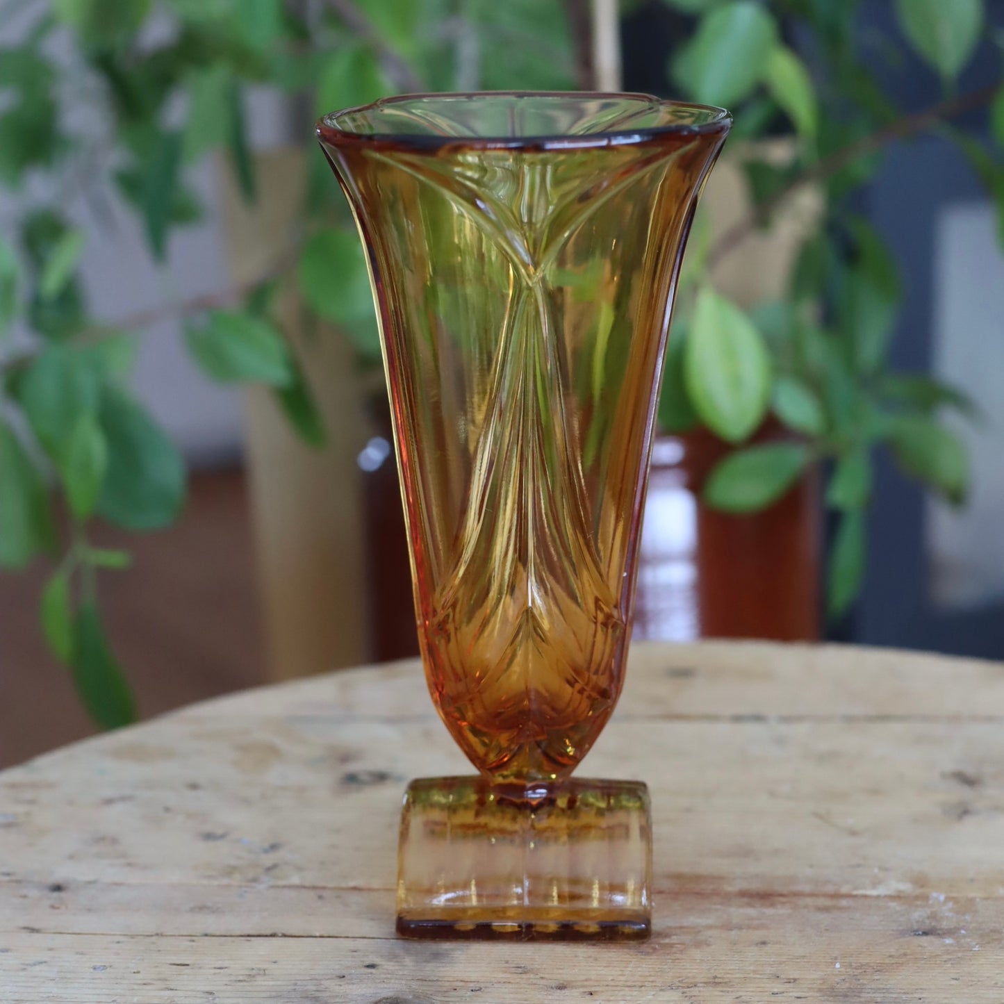 Vintagevase i pressglass - ravfarget