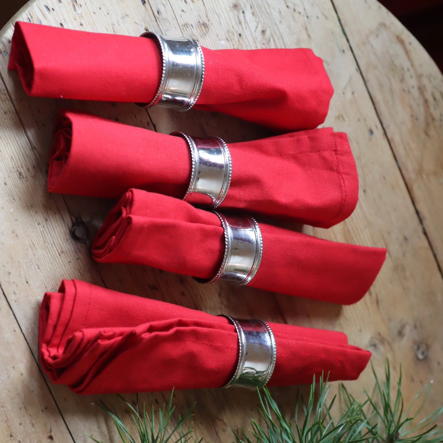 Lott med julesaker i røde farger