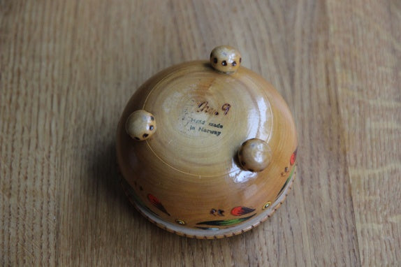 Souvenir med bunadsmotiv - retro