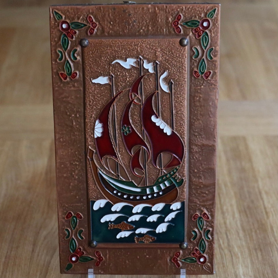 Vintagebilde i kobber og emalje med seilbåtmotiv