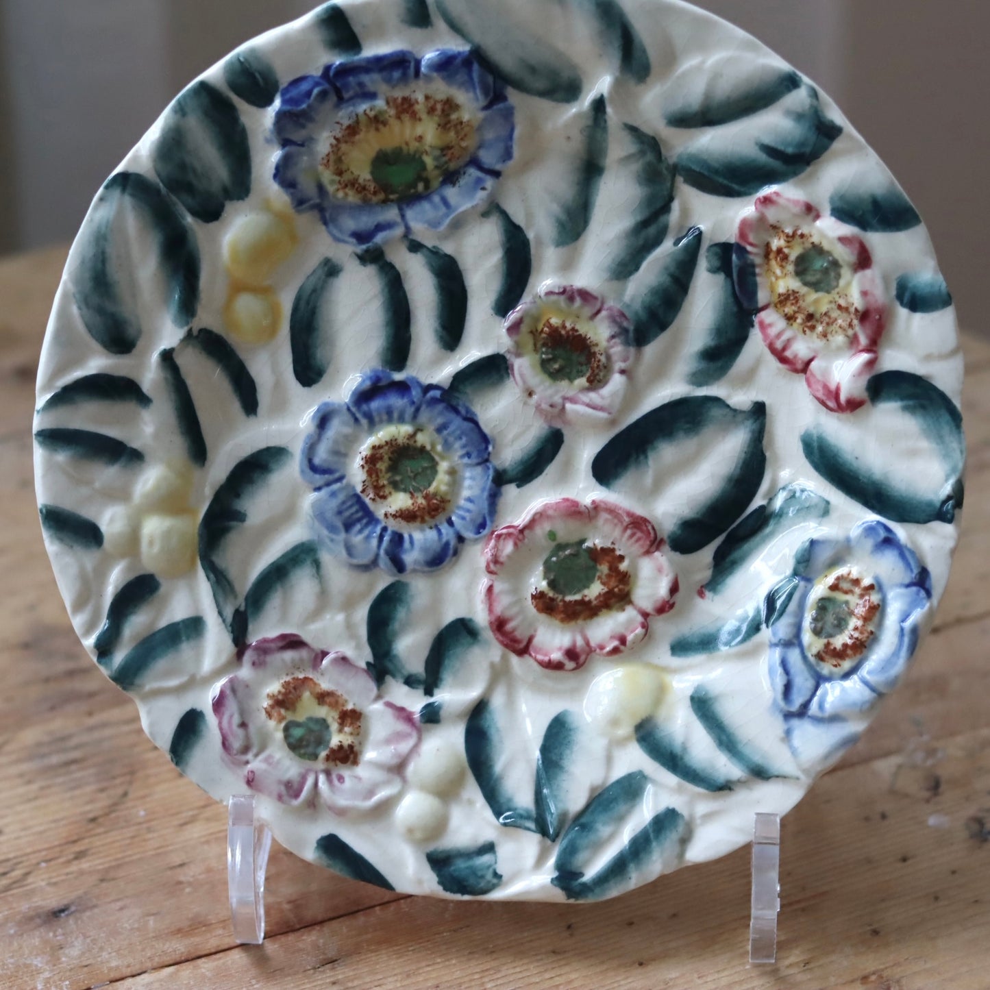 Vintageasjetter med blomsterdekor
