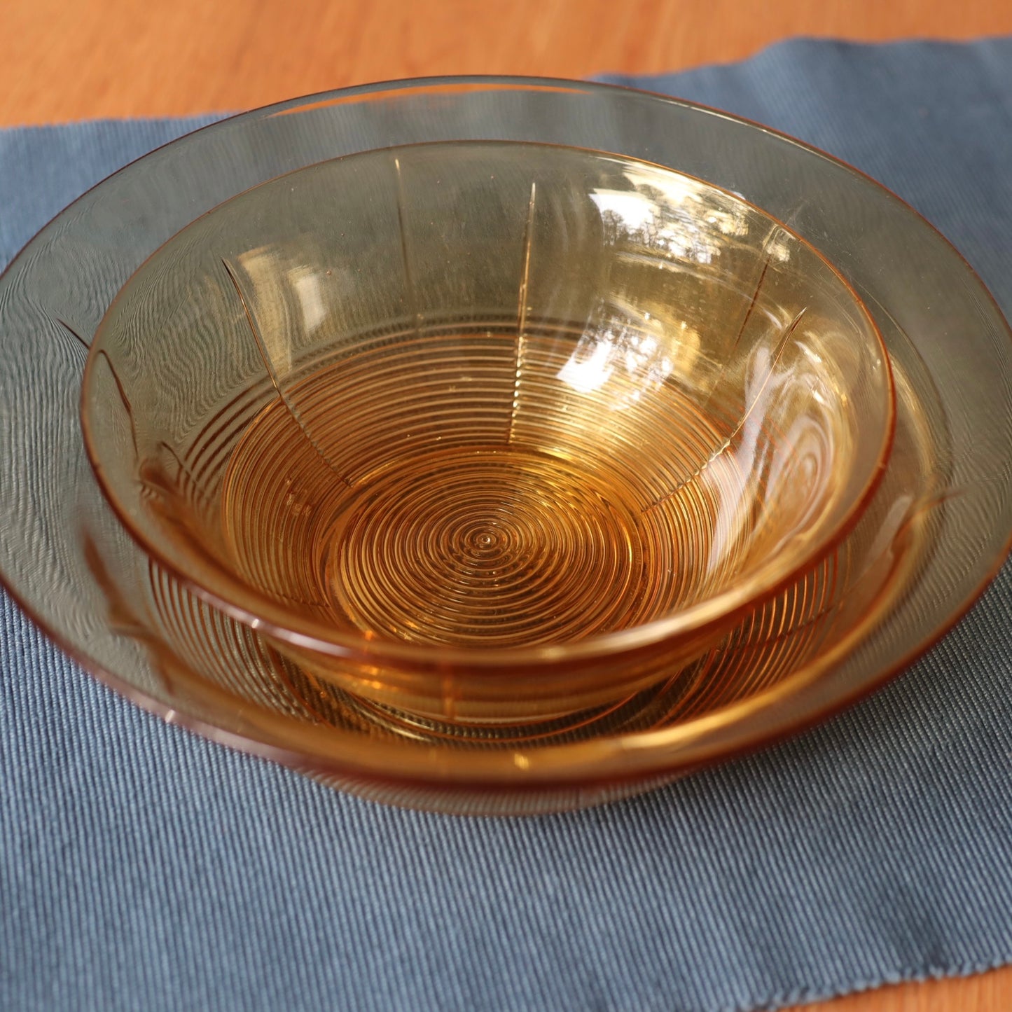 Vintage skåler i pressglass -ravfarget