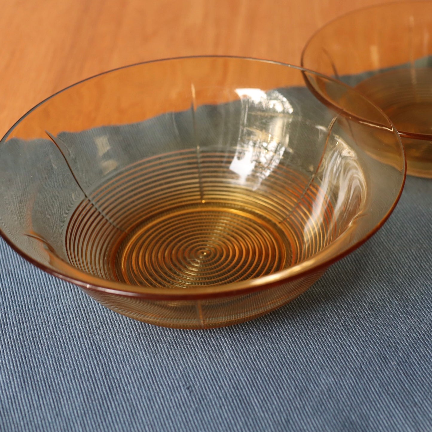 Vintage skåler i pressglass -ravfarget