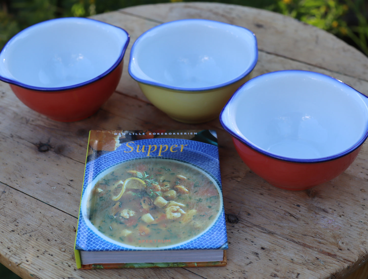 Suppeskåler og en bok om supper - secondhand