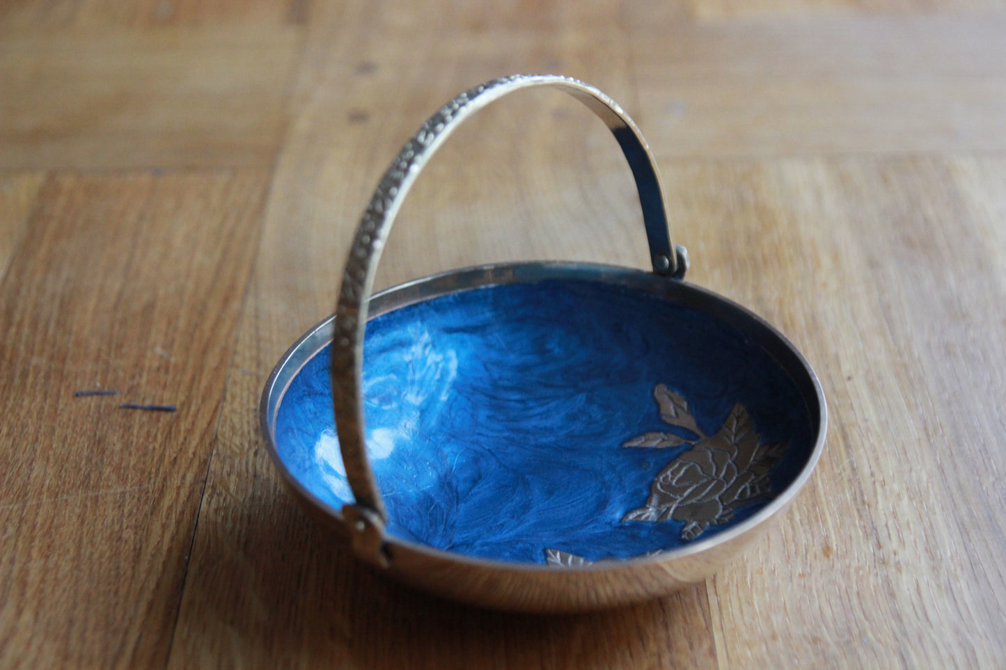 Liten skål med messing og emalje