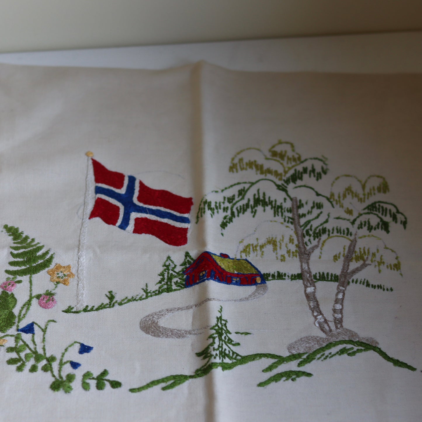 Brodert putetrekk med norsk motiv