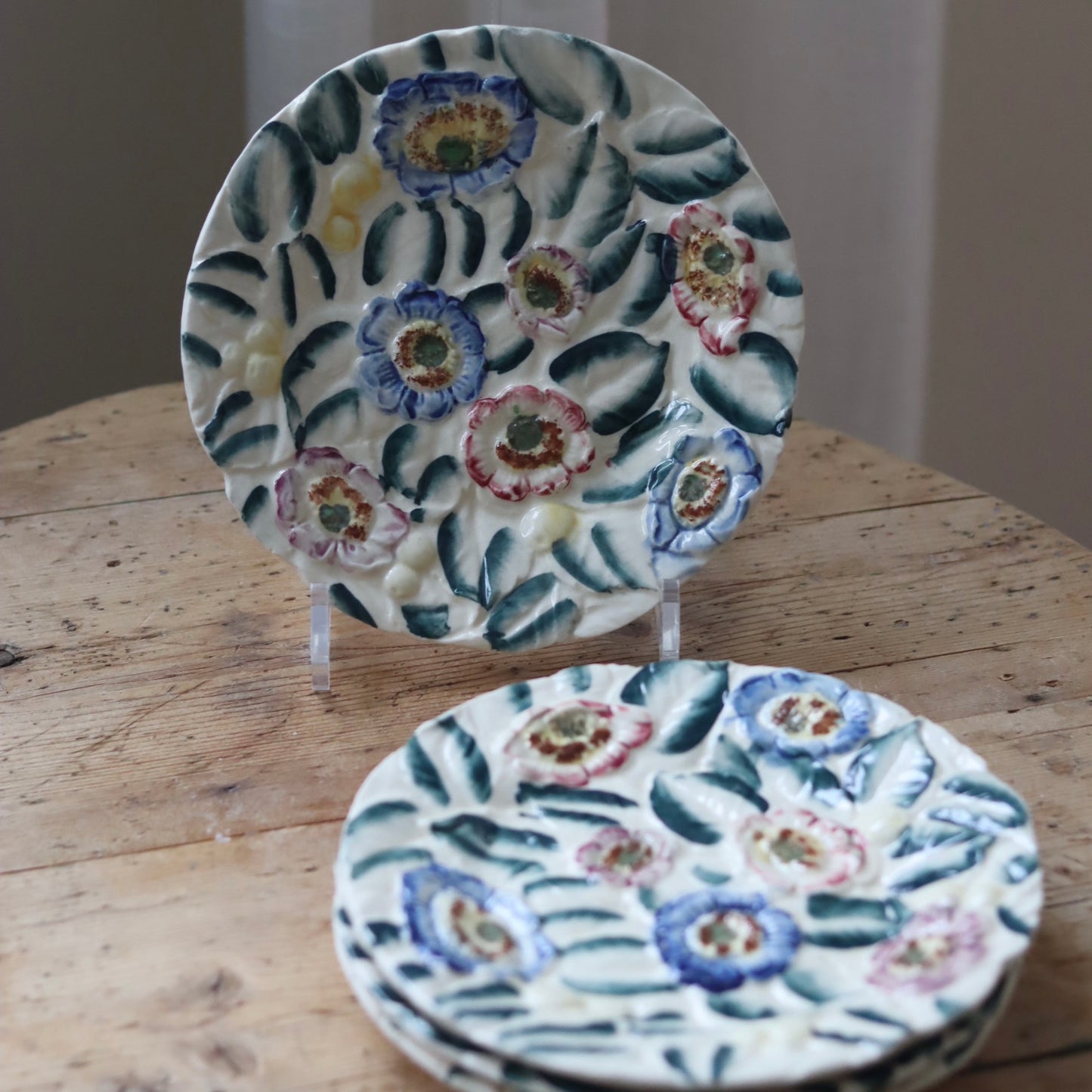 Vintageasjetter med blomsterdekor