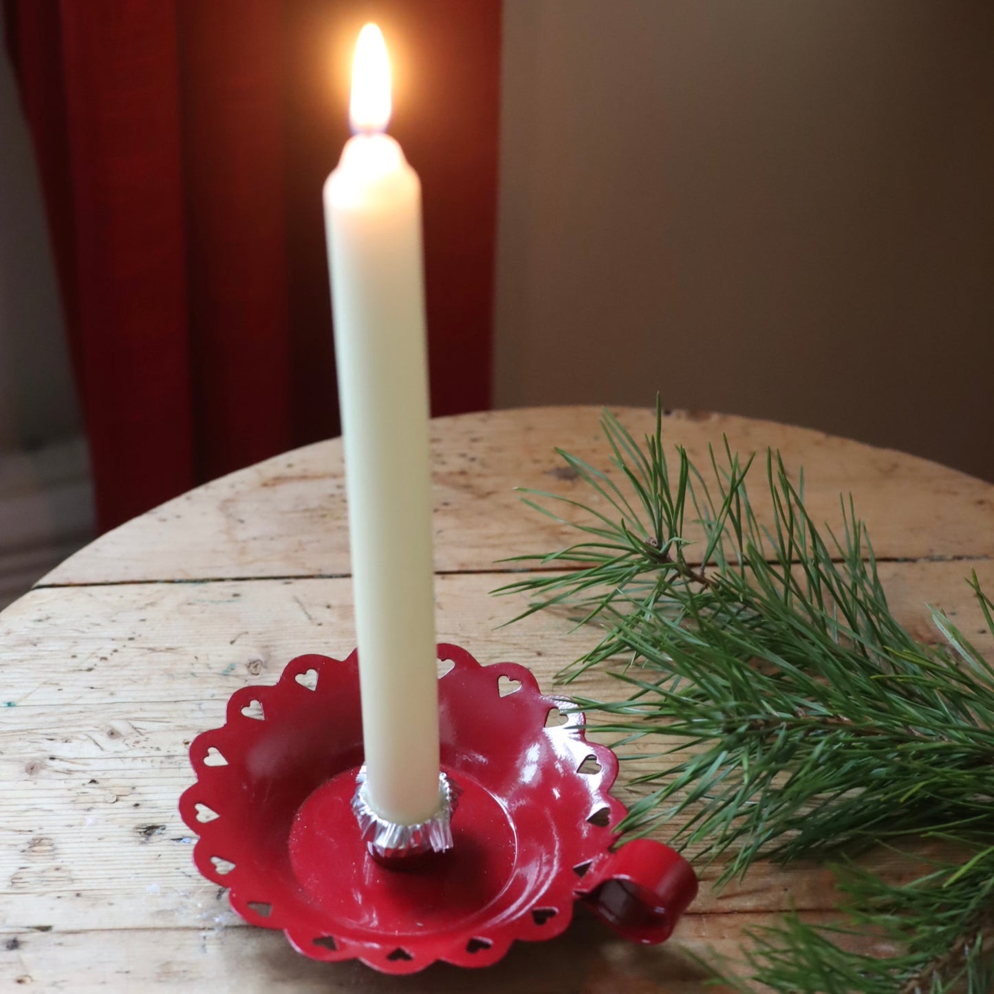 Lott med julesaker i røde farger