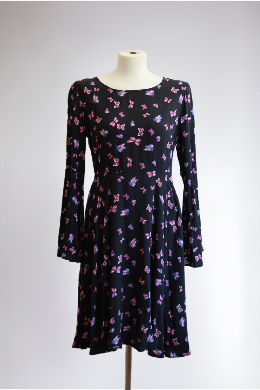 Kjole svart, med rosa mønster - brukt