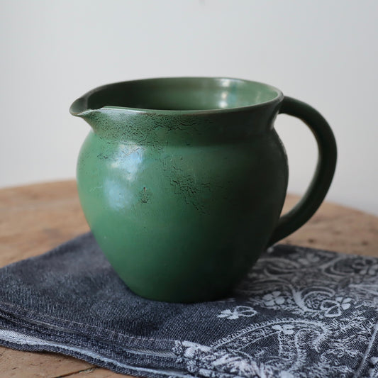 Vintagemugge i grønn keramikk