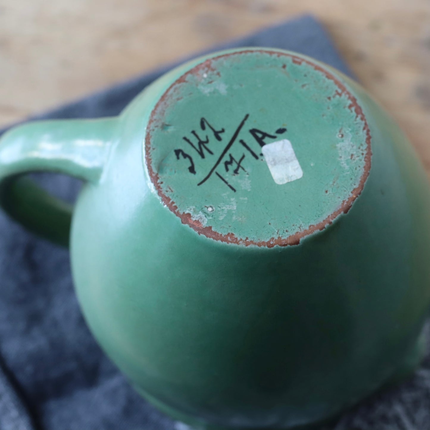 Vintagemugge i grønn keramikk