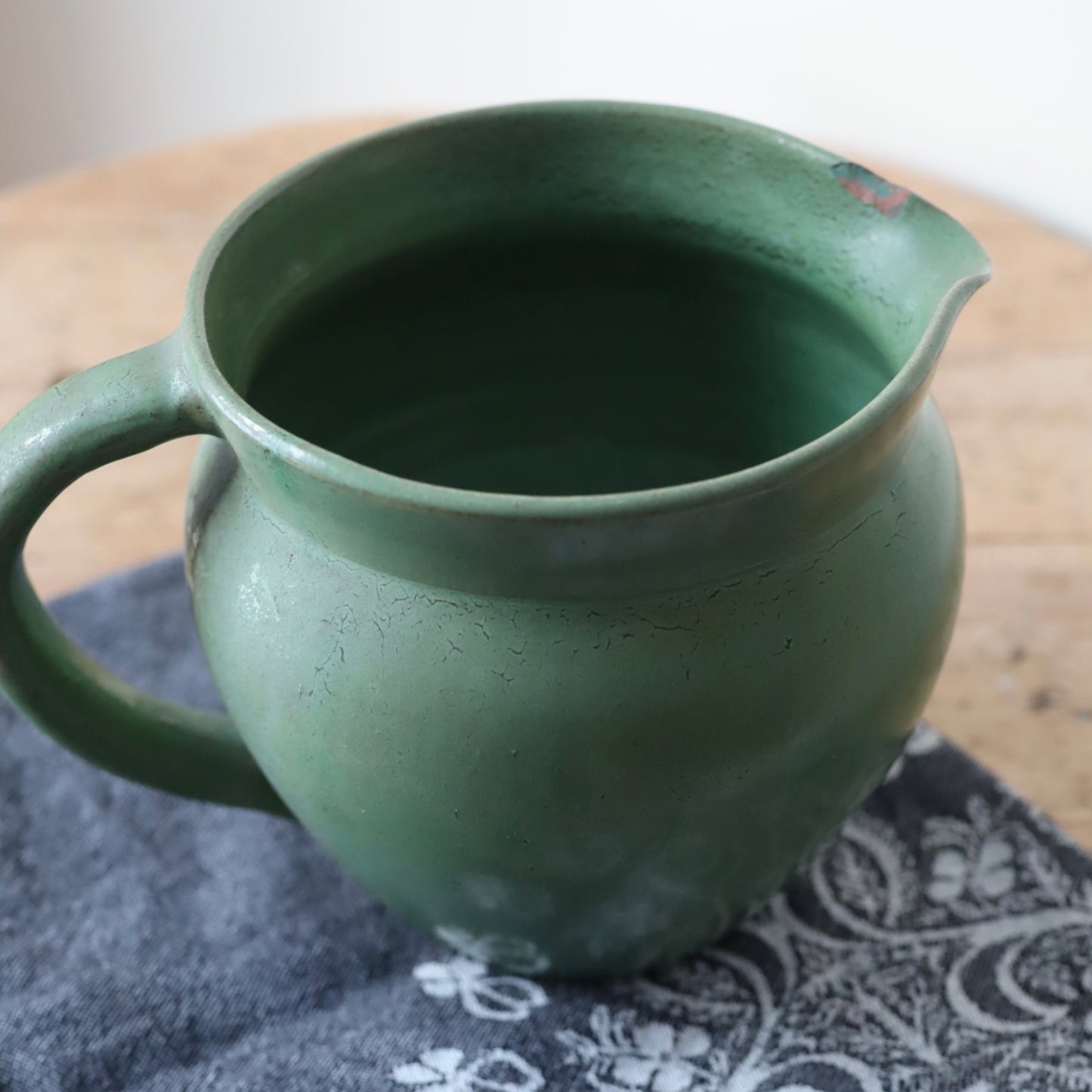 Vintagemugge i grønn keramikk