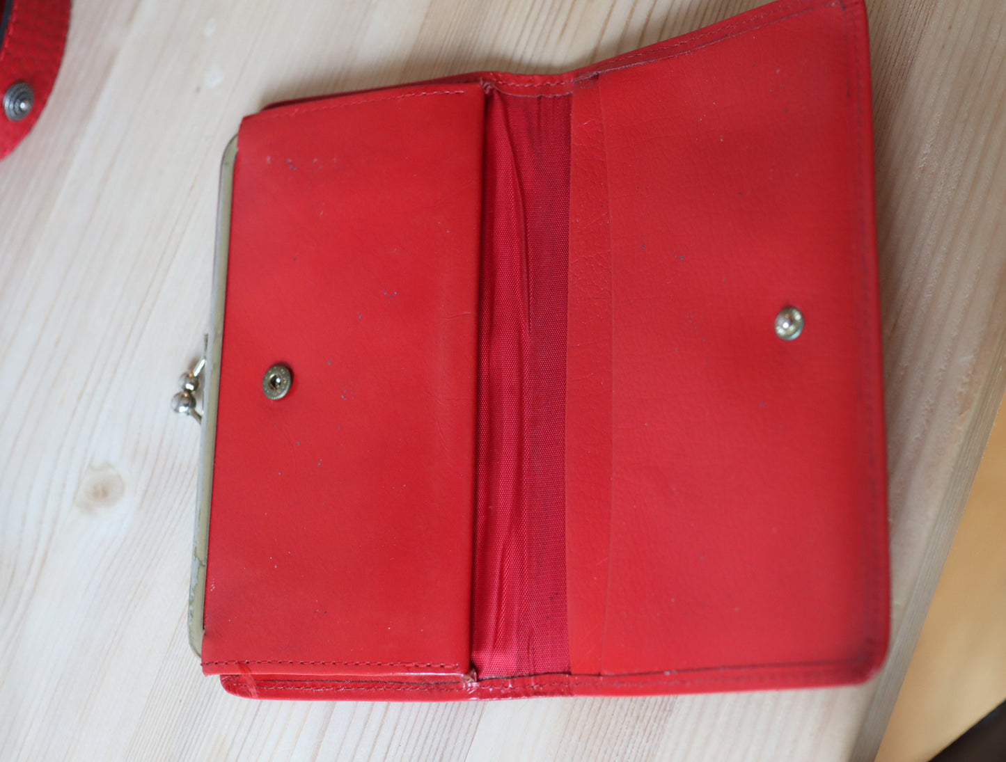 Belte og lommebok i rødt, secondhand