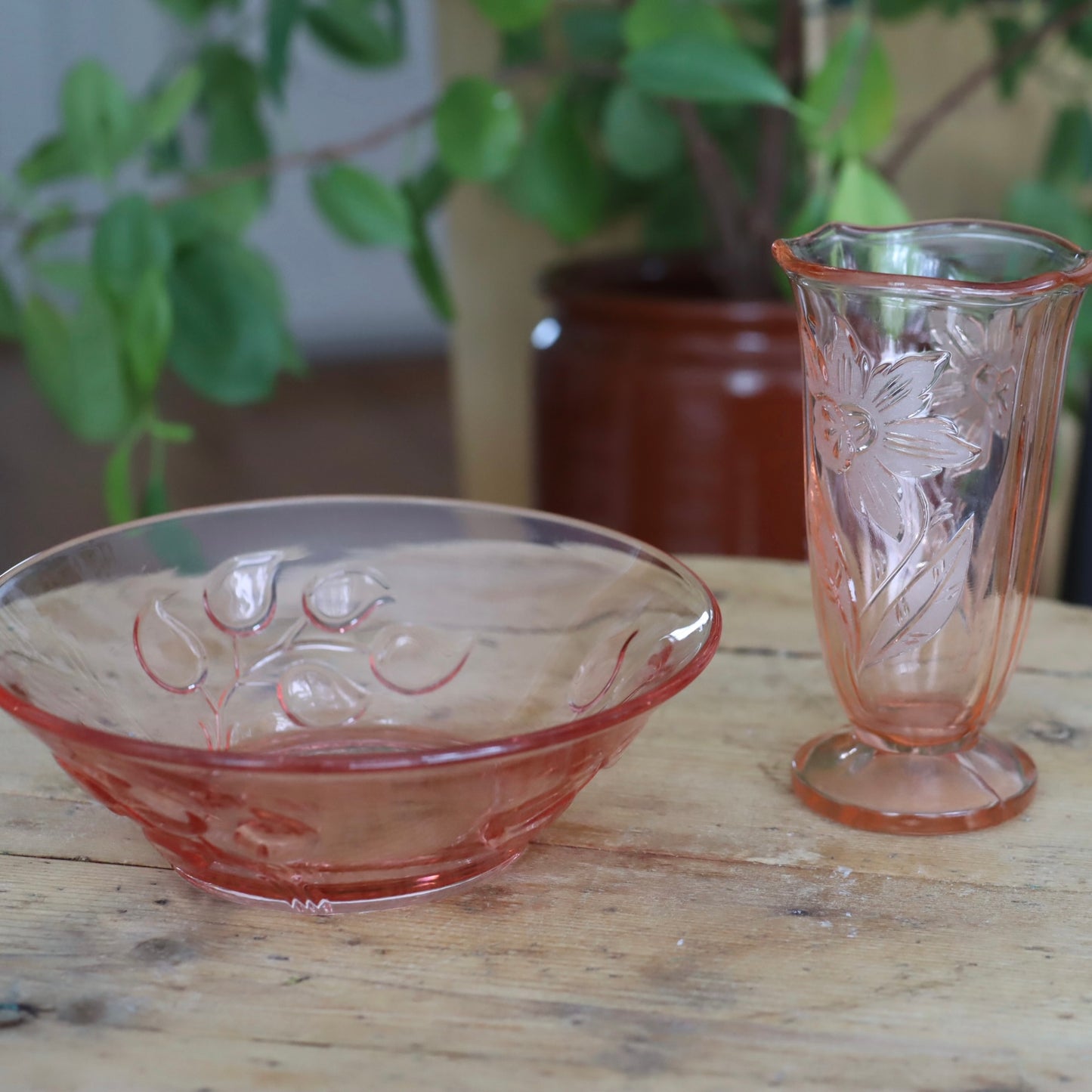 Vase og skål i lakserosa pressglass