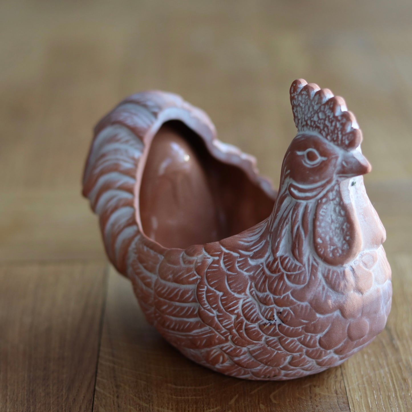 Påskehøne i keramikk