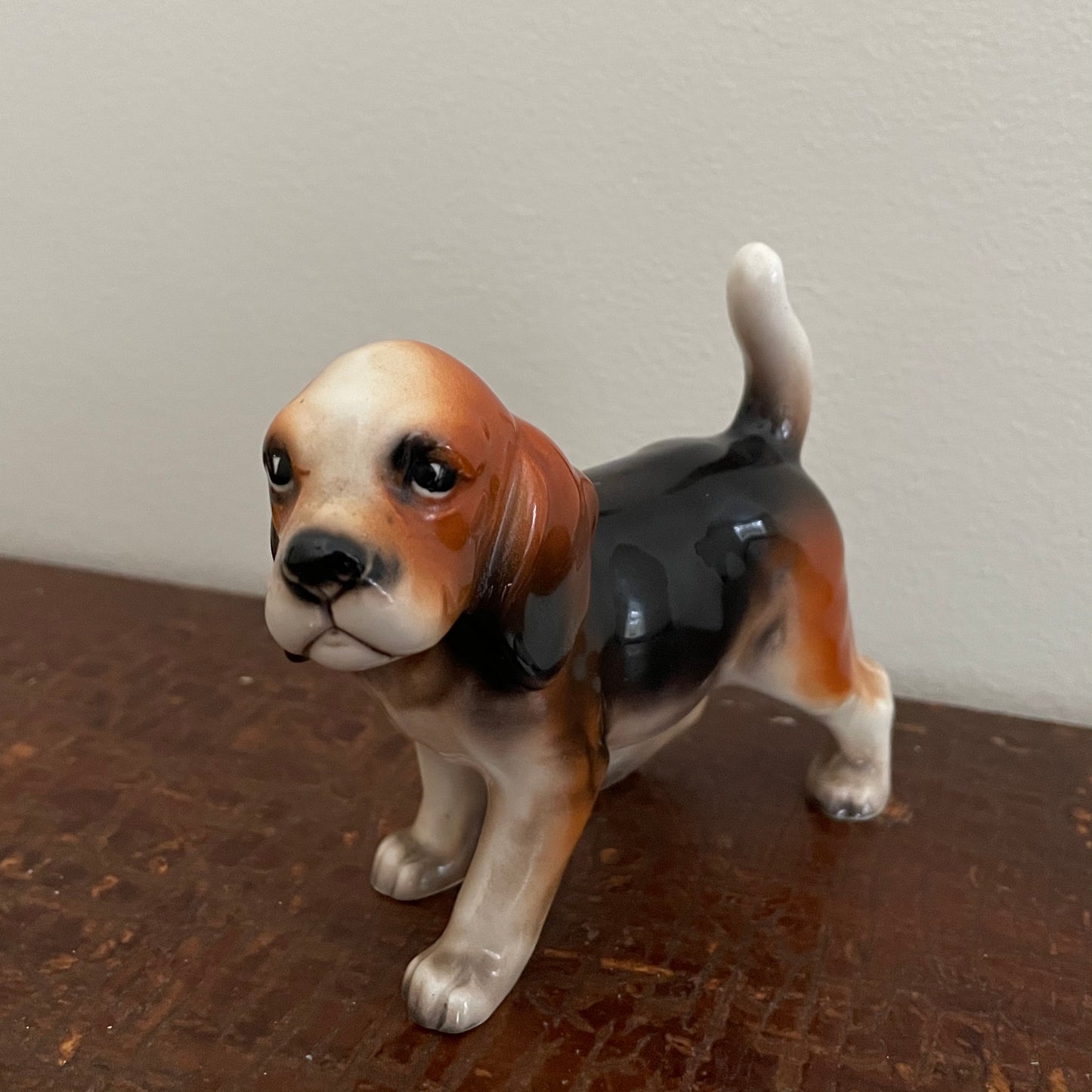 Beaglehund i porselen