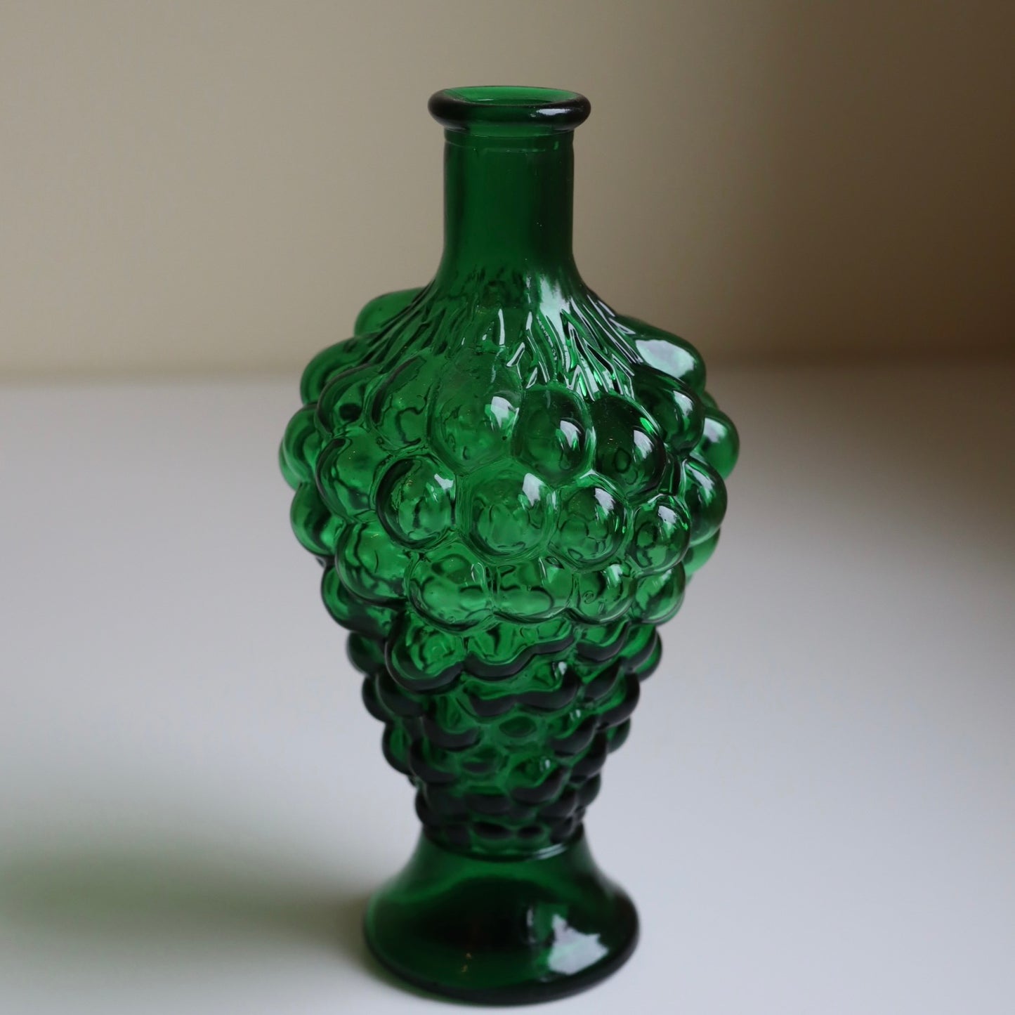 Grønn vase i pressglass
