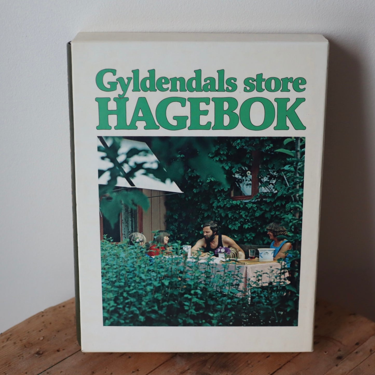 Gyldendals store hagebok fra 1984