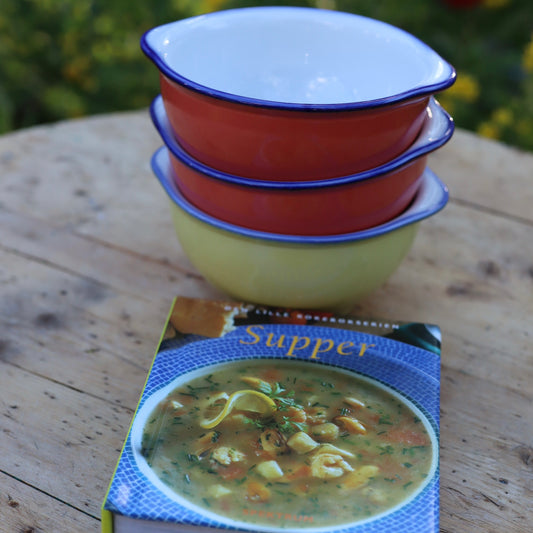 Suppeskåler og en bok om supper - secondhand